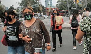 Aunque en menor medida, pero la gente sigue usando cubrebocas para prevenir contagios de enfermedades respiratorias.