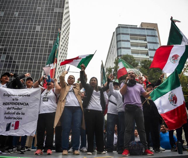 Manifestantes afuera del Senado de la República continúan protestas por la aprobación a la Reforma Judicial. Foto: AFP