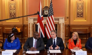 El secretario de Estado de Estados Unidos, Antony Blinken, habla junto al ministro de Asuntos Exteriores de Gran Bretaña, David Lammy. Foto: AFP