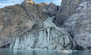 El fiordo Dickson (Groenlandia) en agosto de 2023. Apenas unas semanas después, un enorme fragmento de la montaña se deslizaría hacia el océano. Foto EE: Especial